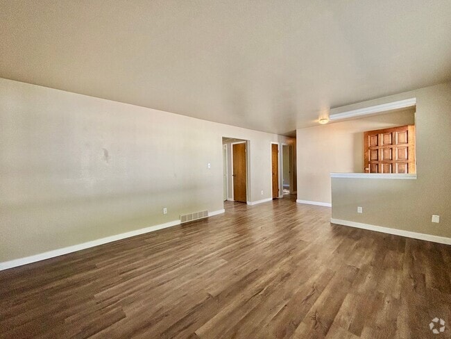 Building Photo - 3 bedroom 1.5 Bathroom Duplex Available Now! Rental