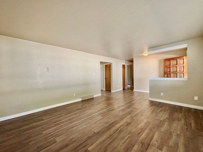 3 bedroom 1.5 Bathroom Duplex Available Now! - 3 bedroom 1.5 Bathroom Duplex Available Now! House