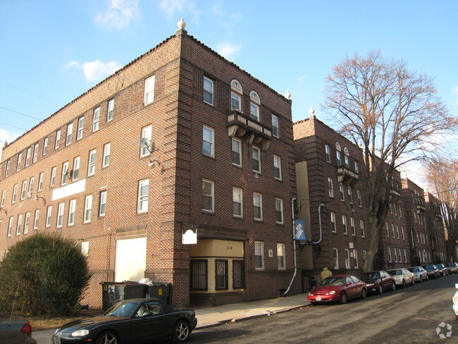 Building Photo - King's Manor Apartments