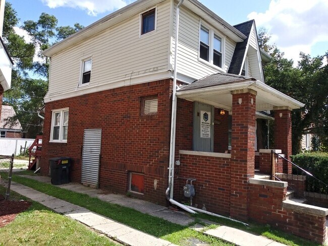 Photo - Beautiful 3 bedroom 1.5 bathroom colonial!