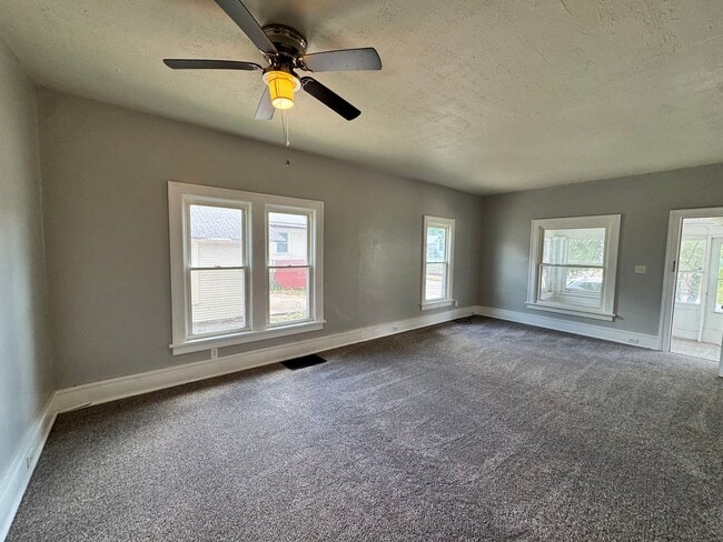 Photo - 3 bed 1 bath Rock Island Home!