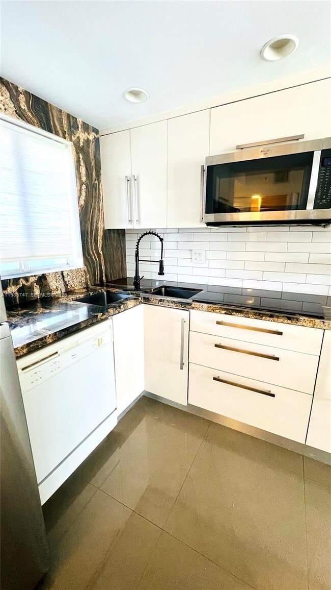 Photo - 1700 NW N River Dr Unit 404