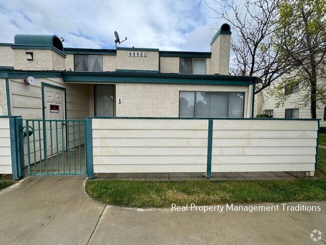 Building Photo - 2 + 2 Townhouse in Lancaster