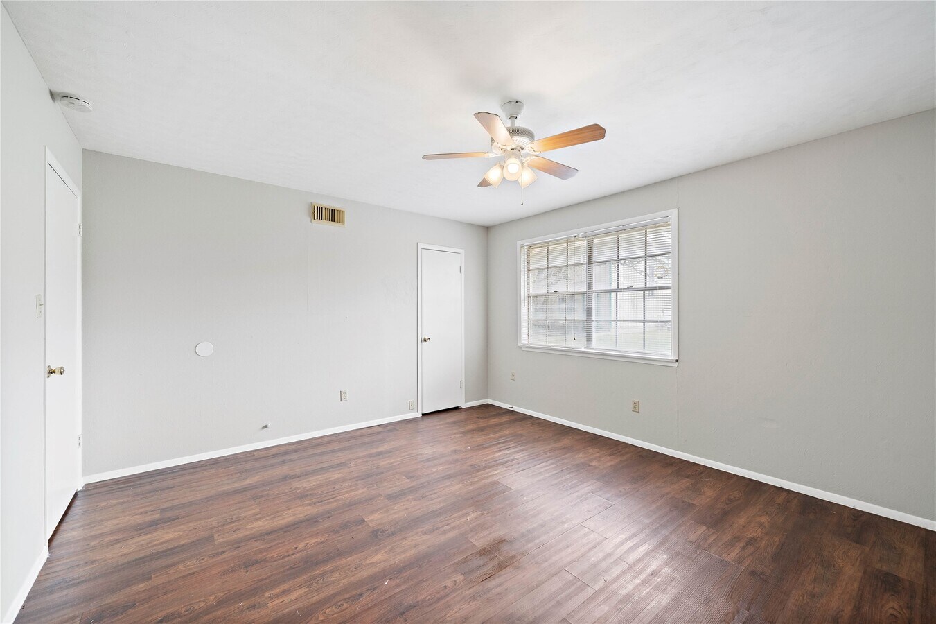 Photo - 2729 Main St