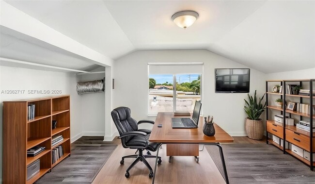 Photo - 117 E 10th St