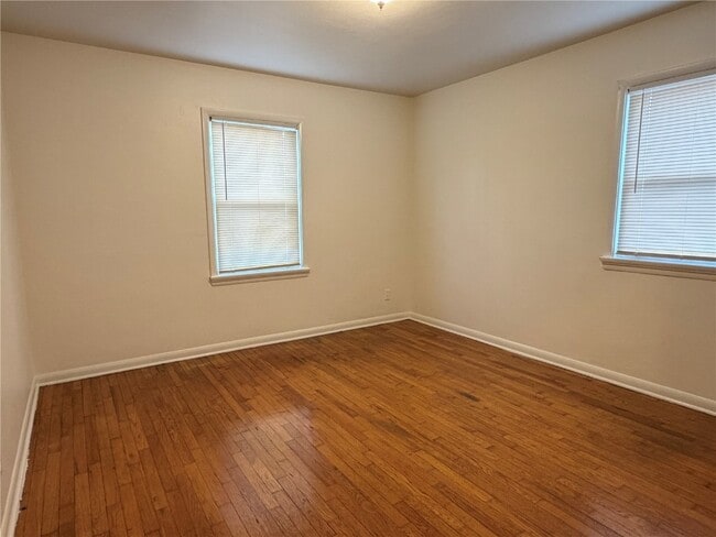 Photo - 1060 Loekes Dr