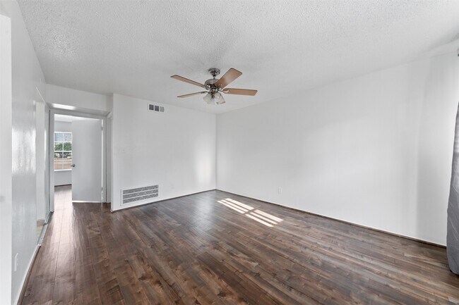 Photo - 3131 Southwest Fwy