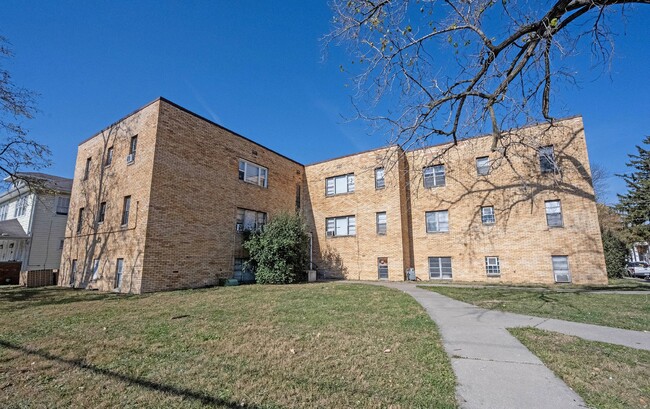 "Charming 1-Bedroom Retreat with Hardwood ... - "Charming 1-Bedroom Retreat with Hardwood ... Unit Apt 12