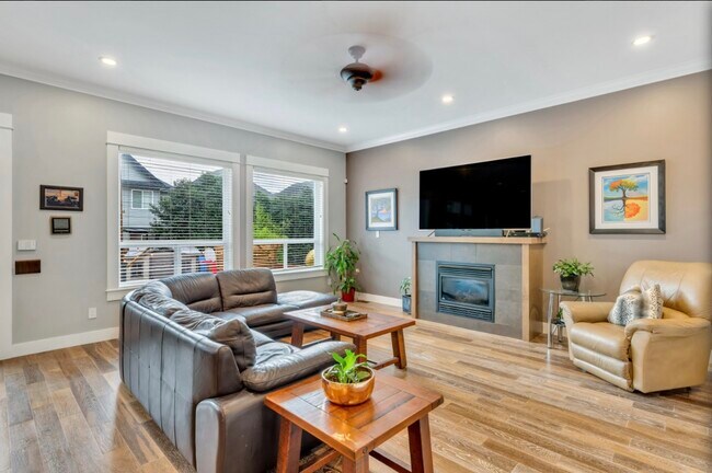 Photo - Elegant 5 Bed 5 Bath Extremely Spacious 2 Storey Home for Rent in Langley with 2 Dens! Unit Upper House