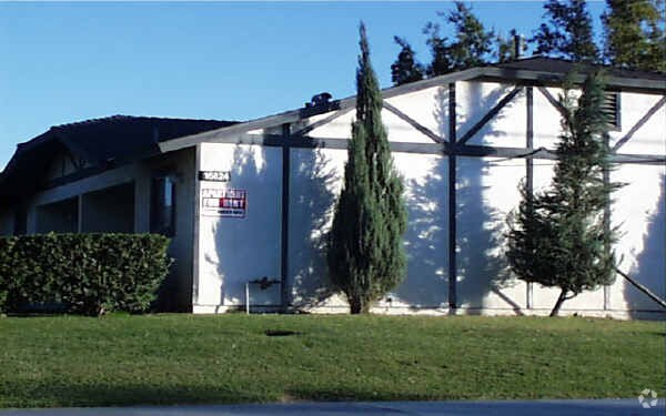 Photo - Holly Sierra Apartments