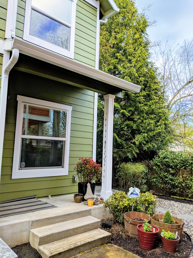 Front entrance - quiet, safe community - 4751 NE Prescott St Townhome