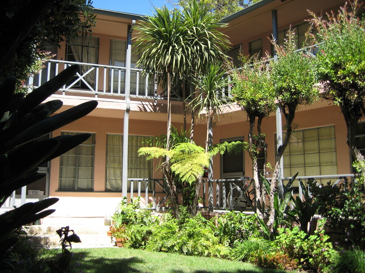 Courtyard - 671 Landfair Ave Unit 2