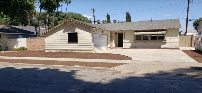 Building Photo - 302 N Ventura St