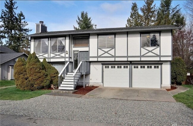 Building Photo - Updated 4 bed with huge lot Rental