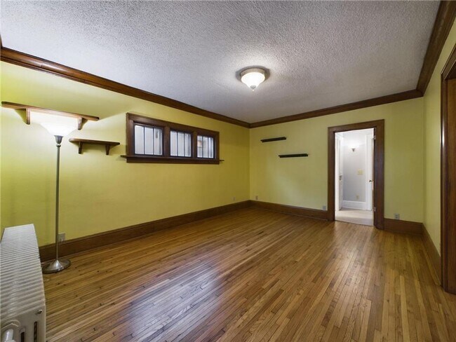 Photo - 6 Bedroom House Available Near Concordia University!