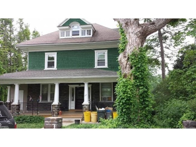 426 N. Essex 2nd Floor - 426 N Essex Ave