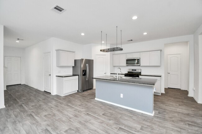 Photo - 5443 Pinetree Cres Ln