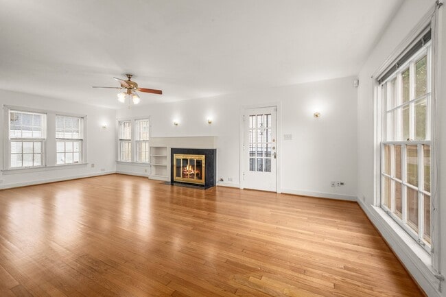 Building Photo - 3223 Charleston St