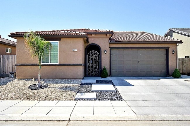 Building Photo - Beautiful 3/2.5 near Clovis East High School