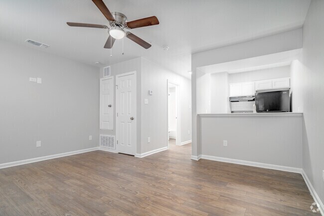 1 habitación, 1 baño - 544 pies cuadrados - Sala de estar - Forest Oaks