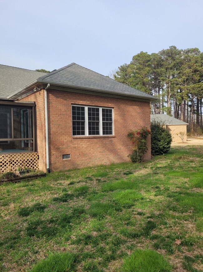 Photo - 147 Sir Guy Dr