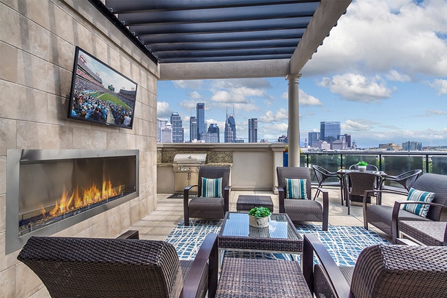 Salón en la azotea con chimenea al aire libre, parrilla y vistas increíbles del centro de la ciudad. - 2700 Charlotte Ave Apartments