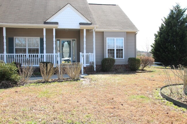 Photo - 205 Queenswood Blvd