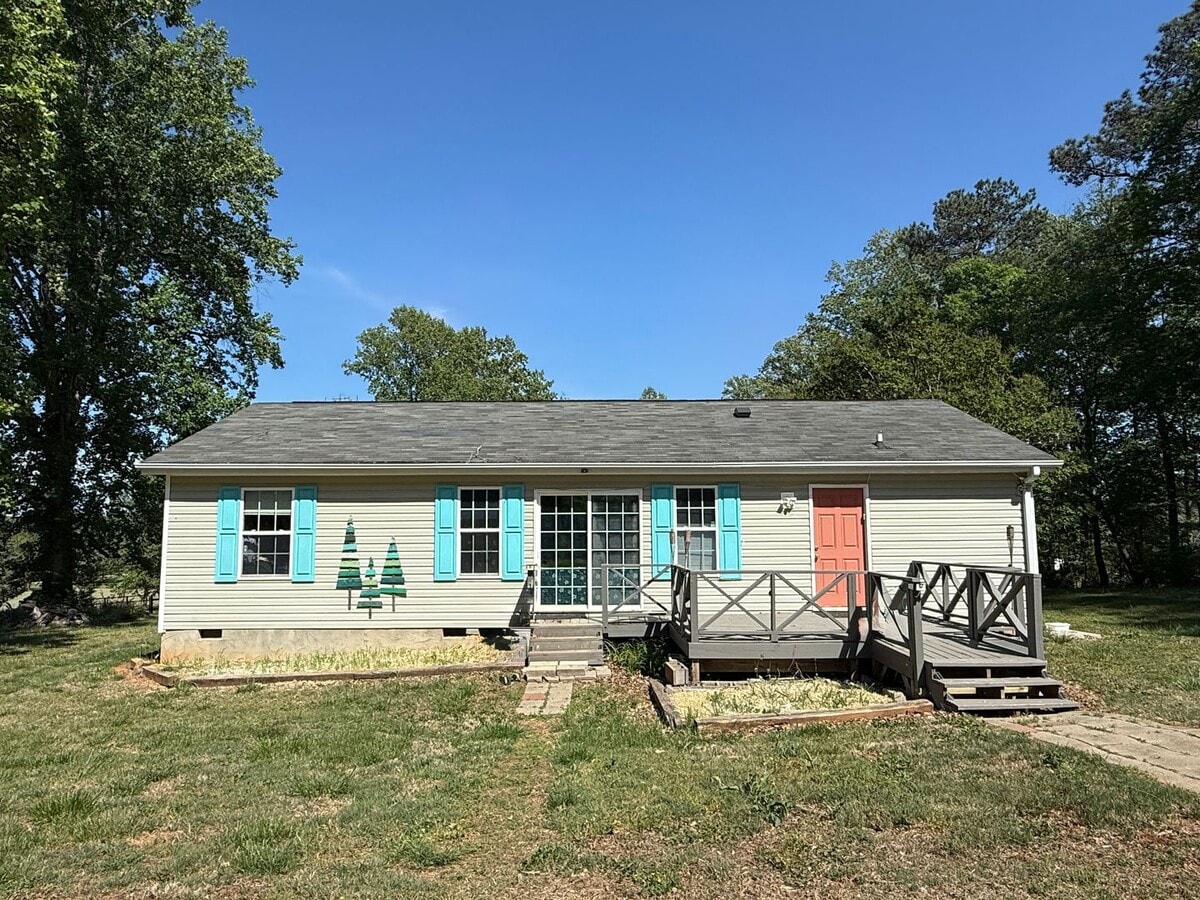 Pittsboro Ranch 3 bedroom/2 bath Available for immediate move in! - Pittsboro Ranch 3 bedroom/2 bath Available for immediate move in!