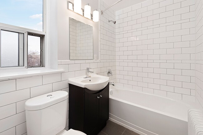 Photo - 1636 Gerrard Street East