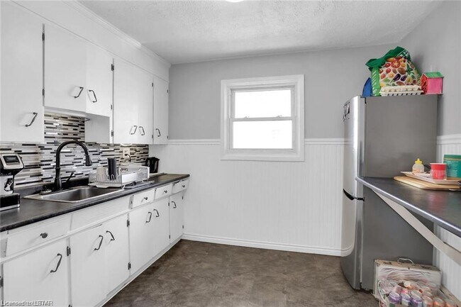 Photo - 329 Salisbury St