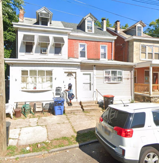 Building Photo - 116 E 21st St Unit 2nd Fl