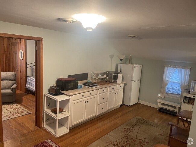 Building Photo - 8 Keyser Rd Unit 2nd bedroom Rental