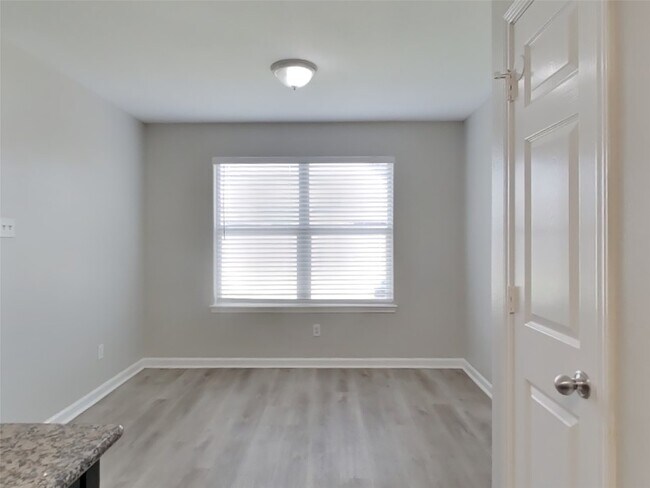 Photo - 815 Marigold Rd