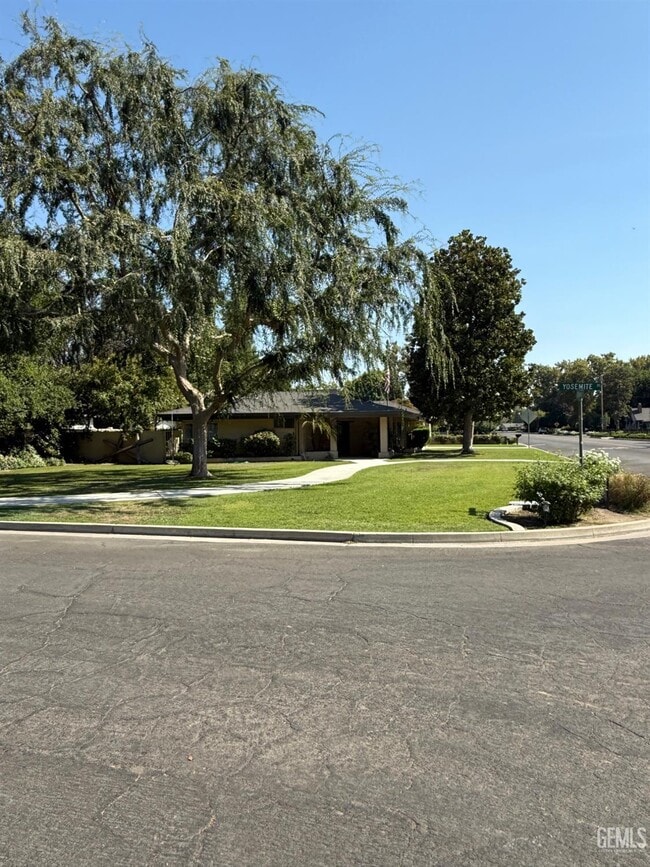 Building Photo - 400 Fairway Dr Rental