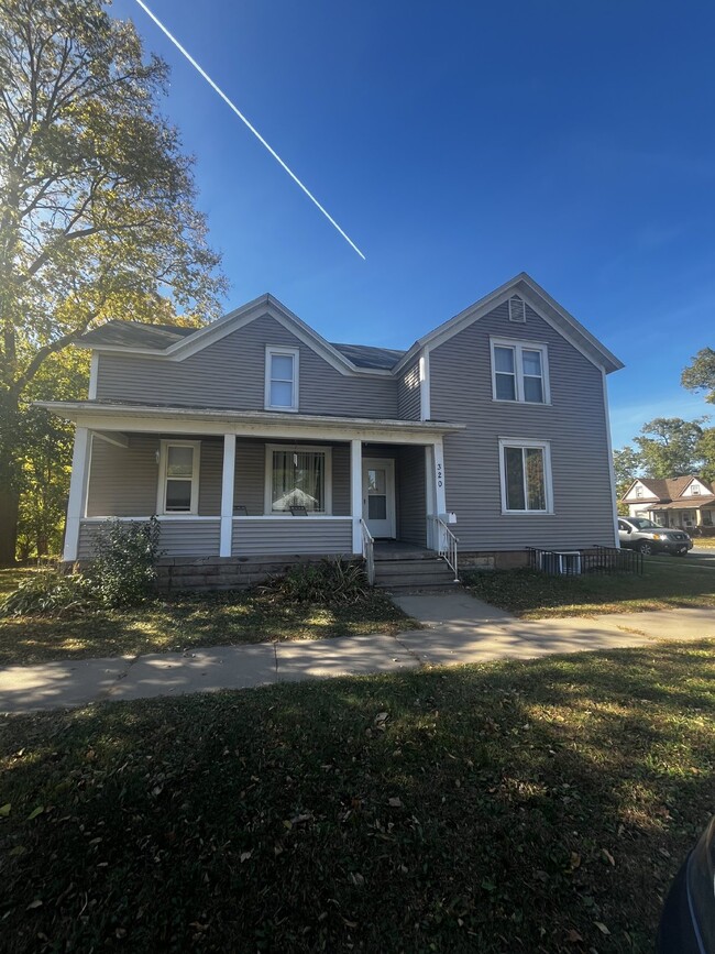 Building Photo - Huge 4 bed 1 bath very close to Water St. ... Rental