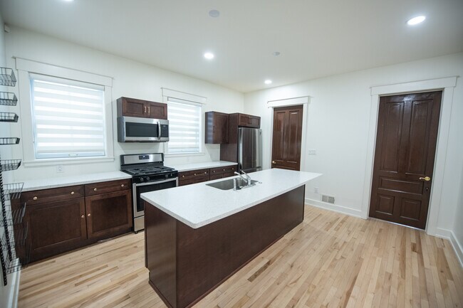 Photo - 2087 Vermont St