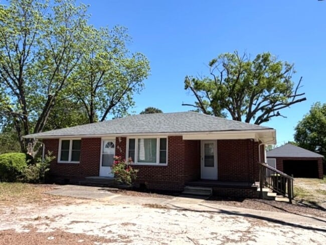 Building Photo - ~~ Cute 2-bedroom Brick Ranch located in Elon ~~