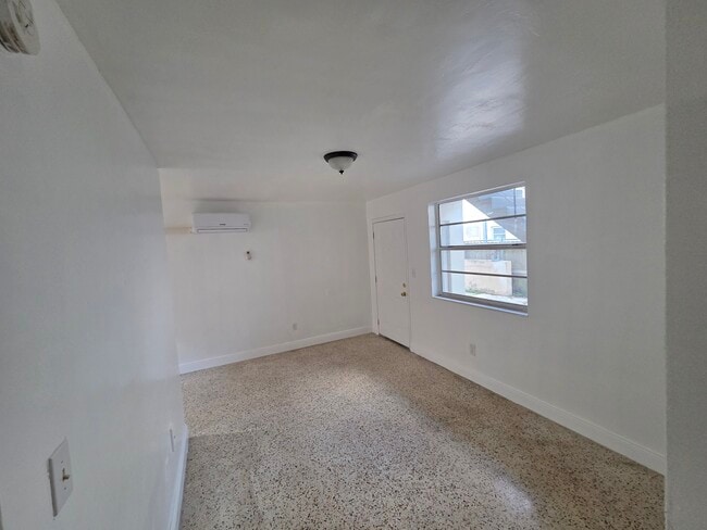 sala de estar - 843 SW 3rd St Unidad 2