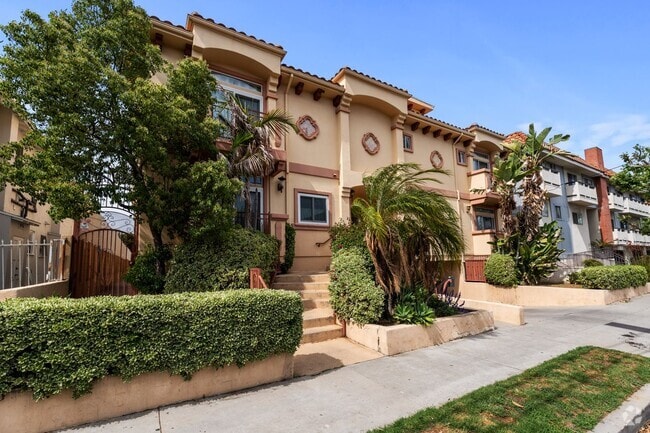 Building Photo - Spacious 2-Bed Townhome with Private Rooft...