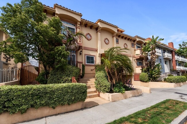 Spacious 2-Bed Townhome with Private Rooft... - Spacious 2-Bed Townhome with Private Rooft...