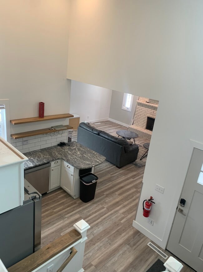 Photo - Executive Rental Furnished Unit B