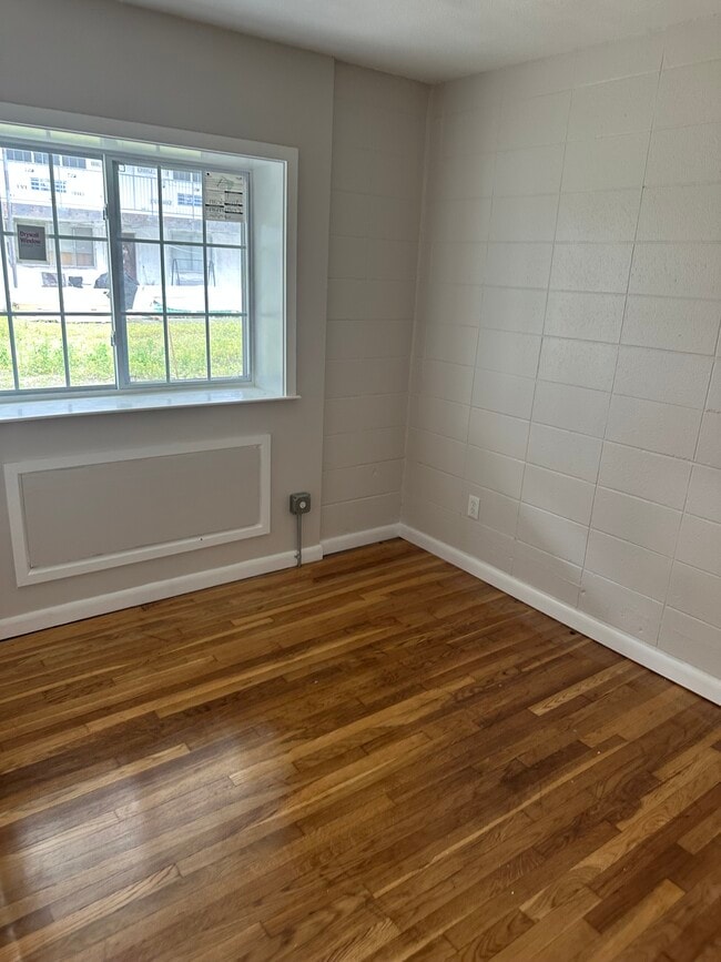 Photo - 1890 Broad St