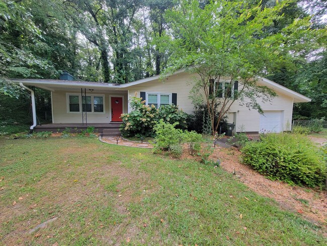 3 Bed, 2 Bath Home Available in Greenville - 3 Bed, 2 Bath Home Available in Greenville