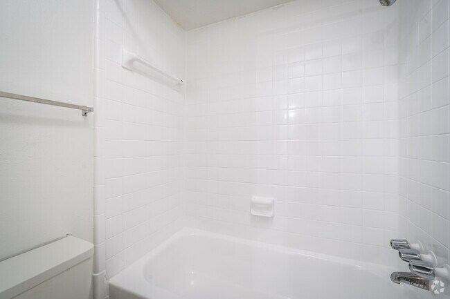 1BR, 1BA - 736SF - Bathroom