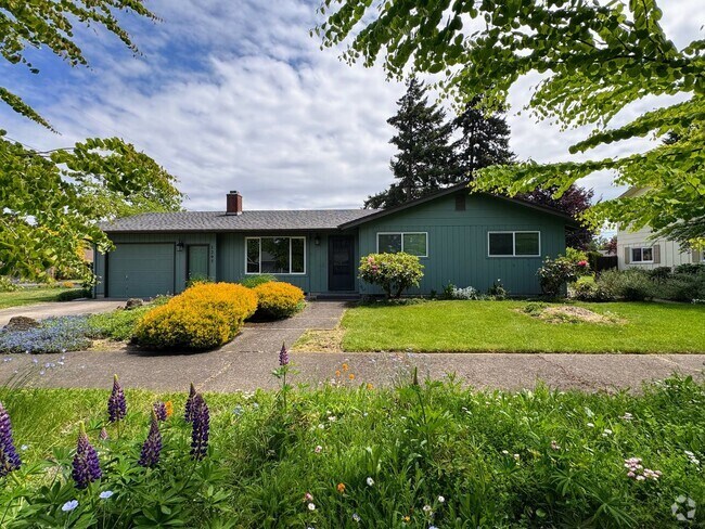 Building Photo - 3 Bedroom, 1 Bathroom Duplex Near Coburg Road Rental