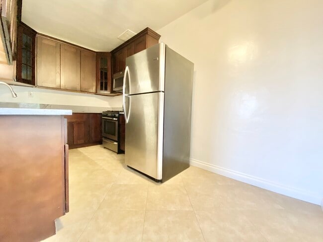 Building Photo - 800 N Las Palmas Ave Unit 307 Rental