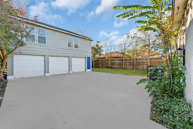 Photo - 1633 Fourcade St