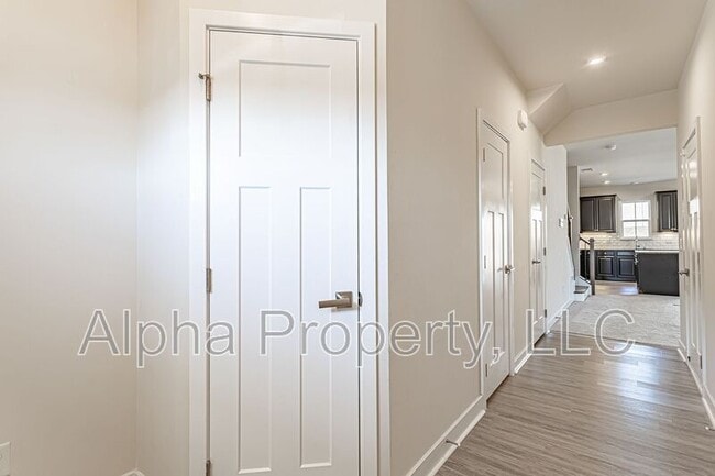 Photo - 300 Huntingdale Pl