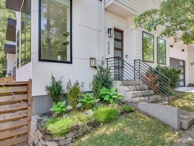 Photo - 520 Wabash Ave NE