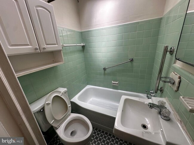 Photo - 5241 Ditman St